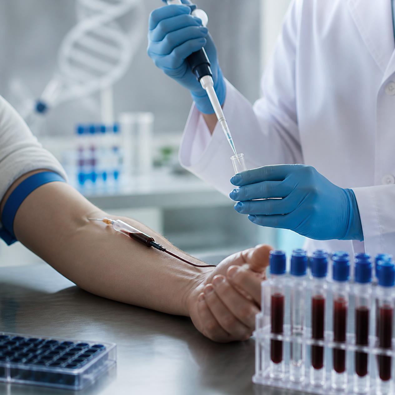 Analiza DNA w laboratorium — pobranie próbki krwi do badań genetycznych